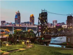  ?? Foto: Cody York/ThisisClev­eland.com, tmn ?? Cleveland bei Nacht: Die Stahlkrise traf die „Forest City“einst schwer. Jetzt kurbelt der Tourismus die Wirt schaft allmählich wieder an.