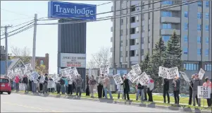  ?? NANCY KING/CAPE BRETON POST ?? Passing motorists honked their support for protesters calling for an improved equalizati­on deal for Cape Breton in front of Cabot House on King’s Road in Sydney Tuesday.