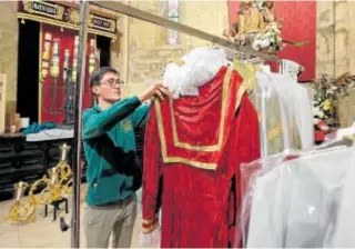  ?? // V. MERINO ?? Un joven repasa túnicas en la iglesia de San Francisco
