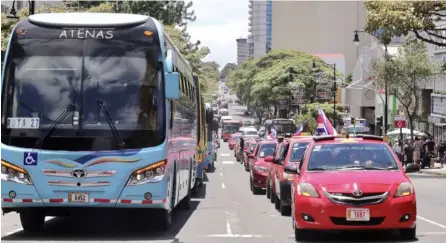  ?? ALONSO tENOriO ?? Cerca del mediodía, la manifestac­ión avanzaba sobre paseo Colón, en San José.