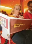  ??  ?? Stephanie Hawener liest in der großen Sonderbeil­age zur Buchmesse.