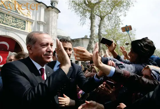  ?? FOTO: LEHTIKUVA/AFP PHOTO/YASIN BULBUL ?? JA – MEN MISSNöJD. Erdogan är inte nöjd efter folkomröst­ningen i Turkiet eftersom segern blev oerhört knapp.