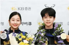  ?? Yonhap ?? From left, Korean figure skaters Shin Ji-a and Seo Min-kyu pose with their world junior championsh­ip medals at Incheon Internatio­nal Airport, Monday.