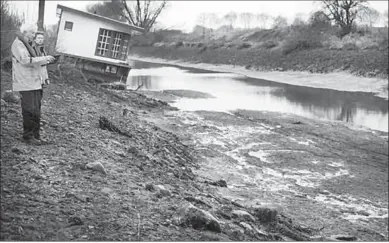  ??  ?? Inspecteur­s van Rijkswater­staat controlere­n het gebied van het Maas-Waalkanaal.