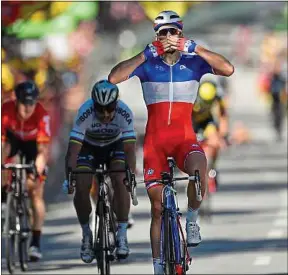  ??  ?? ##JEV#171-100-http://www.20minutes.fr/tv/sport/287313-t##JEV# Démare a remporté étape devant Sagan (à g.), qui a fini par être déclassé.