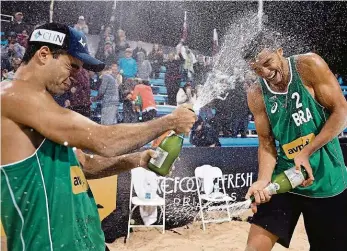  ?? Foto: FIVB ?? Vítězné bublinky Gustavo „Guto“Carvalhaes (vpravo) se Saymonem Santosem dokážou své úspěchy pořádně oslavit. I na turnaji v Praze se budou snažit, aby měli k podobným radovánkám důvod.