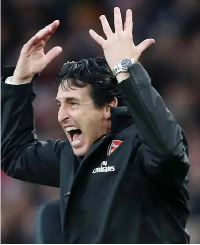  ??  ?? Top gun: Unai Emery is revitalisi­ng Arsenal with a mixture of passion, pace and superb organisati­on as Jose Mourinho and Ed Woodward (insets) struggle to restore Manchester United’s fortunes