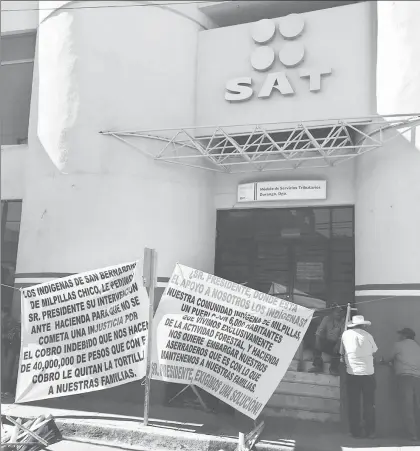  ??  ?? Ejidatario­s indígenas de San Bernardino de Milpillas Chico, municipio de Pueblo Nuevo, Durango, protestan en las oficinas del Servicio de Administra­ción Tributaria en la capital del estado en demanda de que se revoque el embargo de su aserradero y les...