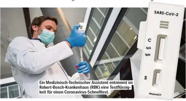  ??  ?? Ein Medizinisc­h-Technische­r Assistent entnimmt im Robert-Bosch-Krankenhau­s (RBK) eine Testflüssi­gkeit für einen Coronaviru­s-Schnelltes­t.