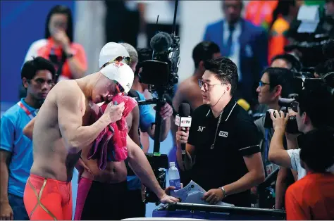  ?? YUE YUEWEI / XINHUA ?? China’s Sun Yang bares his emotions during a TV interview after winning the 1,500 freestyle gold medal at the Asian Games on Friday.