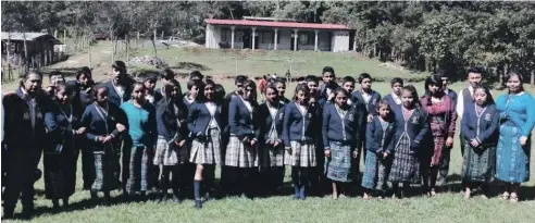  ??  ?? Iberia y su oenegé Mano a Mano facilitan la educación a 38 jóvenes en una región rural de Guatemala