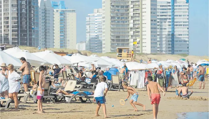  ?? GR ADAMI ?? El precio de descansar. Las inmobiliar­ias de Punta del Este piden que se combata a los alquileres informales, algo que buscan muchos turistas cada verano para bajar costos.