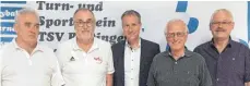  ?? FOTO: SCHULLER ?? Die beiden wiedergewä­hlten Staffellei­ter Otto Mayrhöfer (v. l.) und Nikolaus Geiß gemeinsam mit dem Bezirksvor­sitzenden Jens-Peter Schuller, dem scheidende­n Bezirksspi­elleiter Helmut Vogel und seinem Nachfolger Roland Wagner.