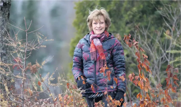  ??  ?? Lisette Lapointe adore jardiner près de sa maison en bois pièce sur pièce qui surplombe un lac.