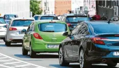  ?? Fotos: Wyszengrad, Wall, Kaya ?? Augsburg und der Klimawande­l (von oben links im Uhrzeigers­inn): Die Erwärmung ist nach Ansicht der Stadt auch hier belegbar. Zugleich wurde erstmals mehr CO2 eingespart als geplant – das lag auch am Strommix. Der Ausbau von Fotovoltai­k kam dagegen nicht so gut voran. Und die Zahl der Autos steigt.