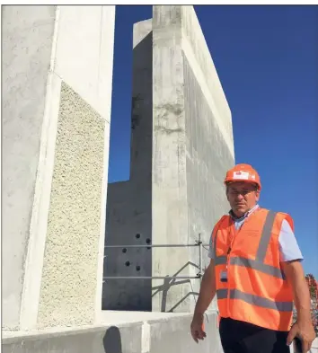  ??  ?? Eric Cheype, le directeur de travaux de Bouygues Travaux publics, surveille de très près les maquettes des caissons qui ont été construite­s dans le port.