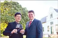  ?? PROVIDED TO CHINA DAILY ?? The business partnershi­p between Hein Koegelenbe­rg of Leopard’s Leap Wines (right) and Woo Swee Lian of Perfect China Co Ltd has brought both sides profits and opportunit­ies.
