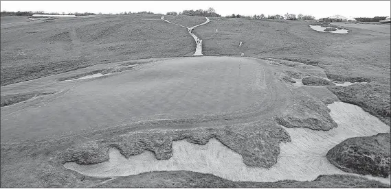  ?? [RICK WOOD/MILWAUKEE JOURNAL-SENTINEL] ?? The rolling nature of Erin Hills is in evidence around the ninth green.