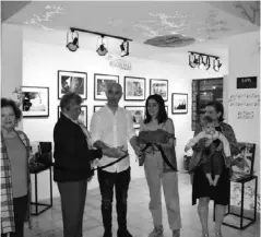  ?? ?? El artista e invitados especiales cortaron el listón para inaugurar la exposición.