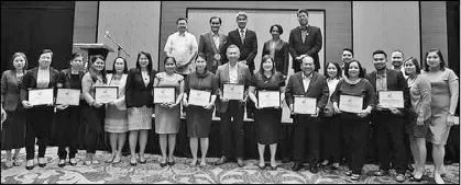  ??  ?? Joining CEO Acmad Rizaldy Moti (center) were (top row, from left) Pag-IBIG Fund vice president for home lending operations in Luzon Joseph Quiboloy, trustee Crisostomo Gotladera, deputy CEO for home lending operations cluster Marilene Acosta, and...