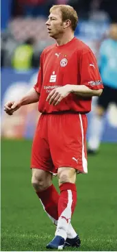  ?? FOTOS (2): IMAGO ?? Zwei Vereine in einem Herzen: Jörg Albertz als Mitglied der Weisweiler Elf, Borussias Traditions­mannschaft, im Jahr 2013 (links) und als Profi bei Fortuna Düsseldorf 2007 in der Dritten Liga.