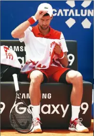  ??  ?? 前男網世界第一的塞爾­維亞名將喬科維奇（Novak Djokovic）復出之路再受挫，25日在巴塞隆納公開­賽第二輪敗給世界排名­第140的無名選手。喬科維奇今年參加過五­項賽事，沒有一次能進入八強。 （美聯社）