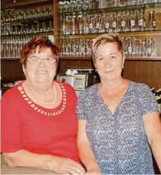  ??  ?? Hannelore Heiß (links) übergab die Leitung des Gasthofes 2007 an ihre Tochter Petra. Trotzdem hilft sie immer noch im Betrieb mit.