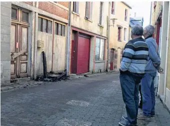  ??  ?? Sans le travail exceptionn­el des sapeurs pompiers, c’est un îlot d’une dizaine de maisons qui aurait pu s’embraser.