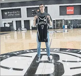  ?? FOTO: AP ?? Rodions Kurucs, posando como nuevo jugador de Brooklyn Nets