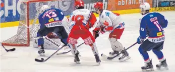  ?? FOTO: PRIVAT ?? Julian Tischendor­f (Nummer 13) und Matteo Miller (Nummer 11) haben mit dem EV Ravensburg gegen den EC Peiting gewonnen.