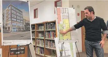  ??  ?? Architect Ryan Arnaudov discusses plans for the Lawrence- Kedzie Self Storage building at a public meeting on Wednesday.
| PATTY WETLI/ FOR THE SUN- TIMES