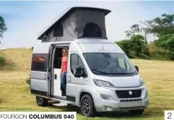  ??  ?? FOURGON COLUMBUS 5401 et 2. Court et stylé, le Columbus 540 sait aussi recevoir la famille lorsqu’il dispose de l’option toit relevable avec lit double intégré. 3 et 4. Pour le Sven Hedin sur Volkswagen Crafter, la présence du lit transversa­l arrière passe par des extensions latérales qui se déploient à l’étape. 2