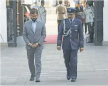  ?? / AGENCIAUNO ?? El Presidente Gabriel Boric, en su llegada ayer al Palacio de La Moneda.