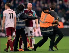  ?? AP ?? La rabbia di Collins contro un invasore tifoso del West Ham