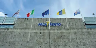  ??  ?? Ore contate Il nuovo nome del PalaTrento si saprà fra due mesi. Ratificato il bando per individuar­e uno sponsor