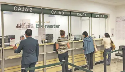  ?? CORTESÍA FACEBOOK BANCO DEL BIENESTAR ?? Usuarios del Banco del Bienestar realizan trámites en ventanilla