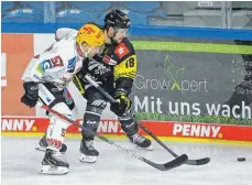  ?? FOTO: IMAGO IMAGES ?? Hier steckt Kai Hospelt (rechts) noch im Trikot der Krefeld Pinguine, künftig spielt er für die Ravensburg Towerstars.