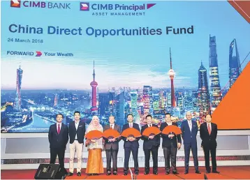  ??  ?? CIMB Group Asset Management & Investment­s chief executive officer Effendy Shahul Hamid (fifth left) stands with CIMB-Principal Asean Region CEO Alejandro Echegorri (fourth left), Munirah (third left), Principal Financial Group vice president and head...