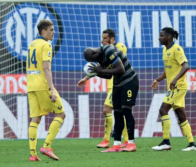  ?? ?? Pilastri
Ivan Ilic e Adrien Tameze durante un match contro l’Inter a San Siro: sempre tra i protagonis­ti sulla linea mediana gialloblù e con una crescita continua sotto ogni punto di vista