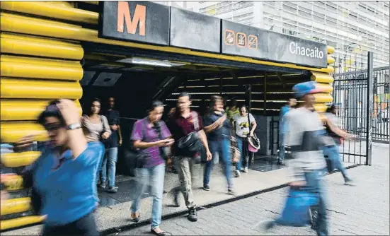  ?? LUIS ROBAYO / AFP ?? Usuarios del metro salen de la estación de Chacaíto, ayer en Caracas