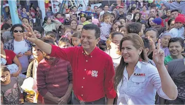  ??  ?? Inicio. La fórmula presidenci­al del FMLN, Hugo Martínez y Karina Sosa, realizó una visita al municipio de Mejicanos, donde dio inicio a la caravana navideña.