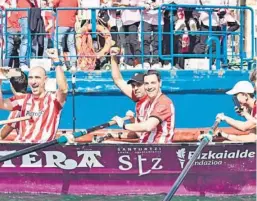  ?? EP ?? PRADALES, CON LA GABARRA. Entre los más de 150 barcos que acompañaro­n a la gabarra para celebrar el triunfo del Athletic en la Copa hubo también 32 traineras, entre ellas la Sotera de Santurce, donde remó Imanol Pradales, candidado del PNV y ex bogador del club vizcaíno.