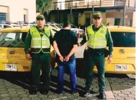  ?? FOTO CORTESÍA ?? El taxi de la izquierda es el vehículo con placas falsas. El conductor fue capturado por la Policía.