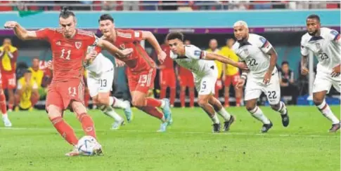  ?? // EFE ?? Bale en el momento de transforma­r el penalti que había provocado y que dio el empate a Gales ante EE.UU.
