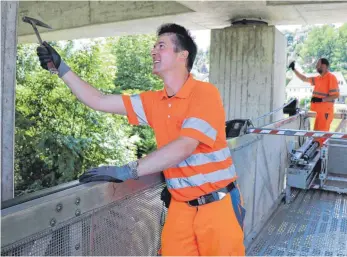  ?? ARCHIVFOTO: TANJA BOSCH ?? Alle sechs Jahre werden die Brücken im Landkreis „handnah“geprüft, so wie auf diesem Foto vom Juli 2017, als die B-312-Brücken zwischen Biberach und dem Jordan-Ei im Fokus standen.