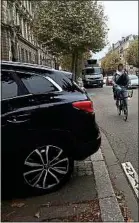  ??  ?? Difficile de rouler à vélo sur l’avenue.