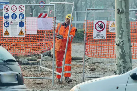  ??  ?? Braccio di ferro Il Comune ha ribadito ad Amt la richiesta di chiudere i cantieri del filobus