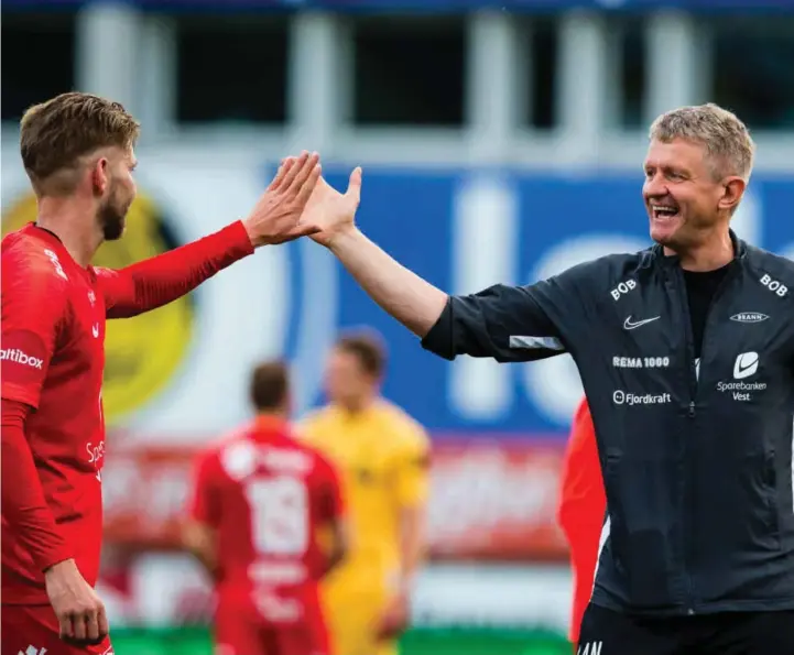  ??  ?? GLIS:
Lars Arne Nilsen klasker hender med Gilli Rólantsson etter 2–1-seieren Brann sikret seg mot Bodø/Glimt.