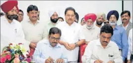  ??  ?? ■ (Left) Punjab Plastic Waste Management Society chairman Sandeep Garg signs pact with Punjab Pollution Control Board member secretary Krunesh Garg in presence of cabinet minister OP Soni (centre) in Amritsar on Tuesday. SAMEER SEHGAL/HT