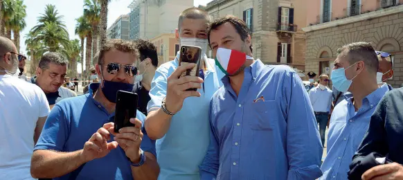  ??  ?? I selfie in piazza Libertà Matteo Salvini, leader della Lega, accerchiat­o dai suoi simpatizza­nti in corso Vittorio Emanuele Bari (foto Sasanelli)